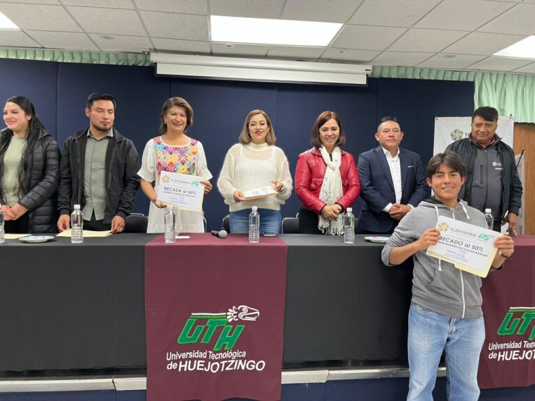 Rosy Díaz entrega 56 becas a estudiantes de Tlahuapan en la UTH