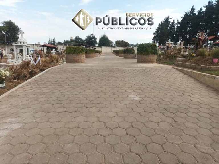 Se realizaron trabajos de limpieza en el panteón nuevo por parte de la brigada de Parques, Jardines, Panteones y Áreas Verdes, incluyendo el barrido de pasillos y la correcta separación de basura.